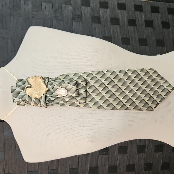 Elegant Silk Geometric Patterned Statement Necklace Tie - Picture 4 of 6